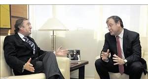 Primer encuentro entre el consejero de Fomento, Antonio Silván y el presidente de la Cámara de Contratistas de Castilla y León, Enrique Pascual