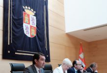 El consejero de Fomento y Medio Ambiente, Juan Carlos Suárez-Quiñones, ha comparecido esta tarde ante la Comisión de Economía y Hacienda de las Cortes de Castilla y León para detallar el Proyecto de Presupuestos de la Comunidad para 2017