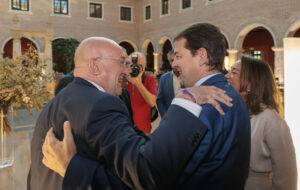Saludo entre Jesus Julio Carnero Alcalde de Valladolid y Fernandez Mañueco Presiente de la Junta de Castilla y León (Imagen de Junta de Castilla y León)