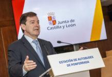 Mañueco resalta la apuesta de la Junta por una movilidad moderna, eficiente y digital Mañueco en rueda de prensa para la estación de buses de Ponferrada