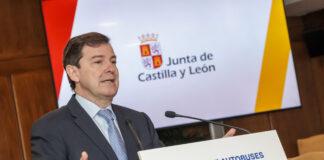 Mañueco resalta la apuesta de la Junta por una movilidad moderna, eficiente y digital Mañueco en rueda de prensa para la estación de buses de Ponferrada