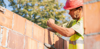 Contratas y Obras San Gregorio finaliza la remodelación de la rotonda de Federico Silva en Benavente Rotonda de la Avenida Federico Silva en Benavente tras las obras de remodelación
